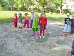 Permainan untuk musim panas di taman kanak-kanak