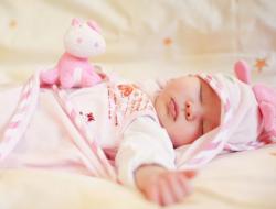 Hur kan du förbättra sömnen för ett spädbarn som har andningsrelaterade sömnstörningar och sover på språng?